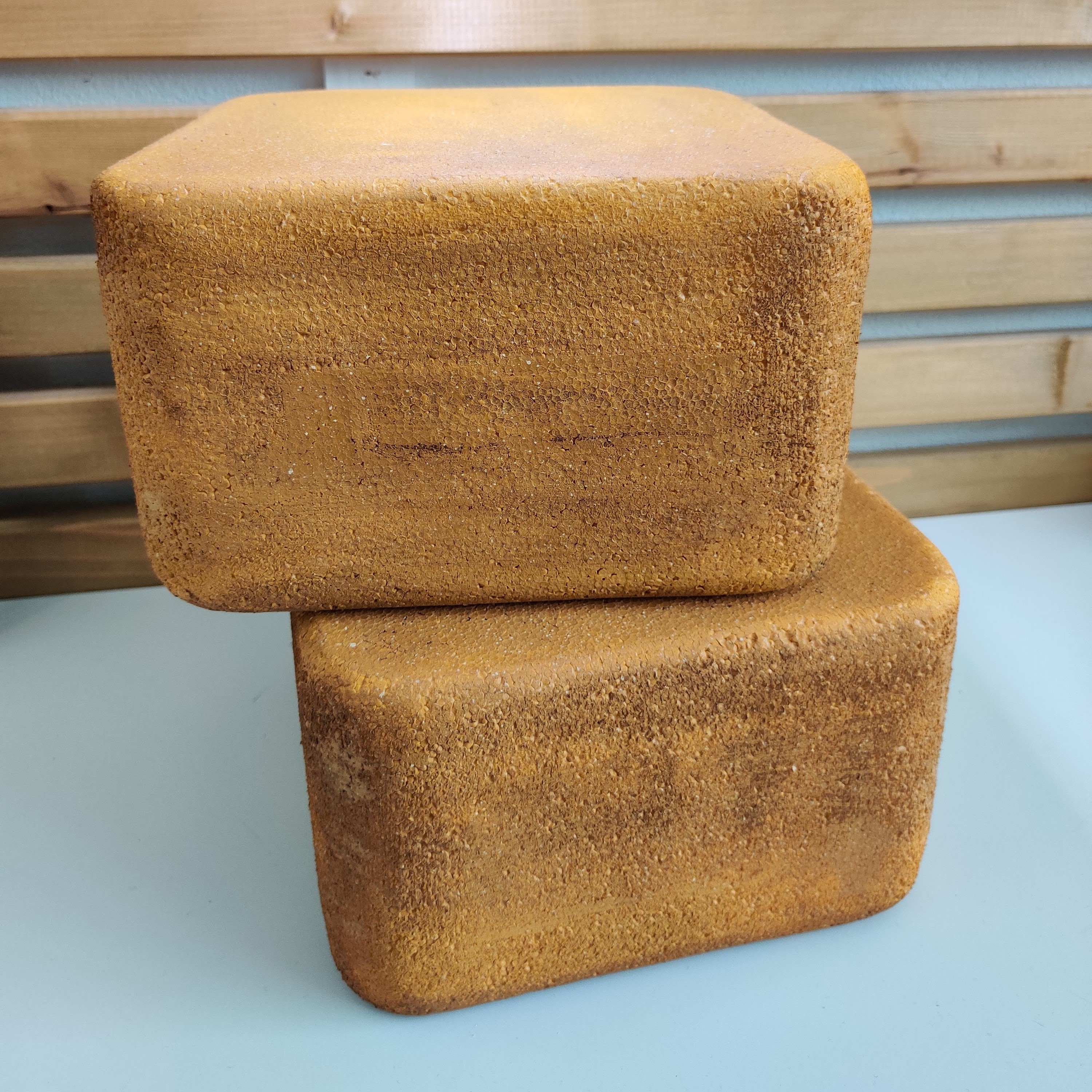 Realizzazione di formaggi in polistirolo da esposizione di colore giallo