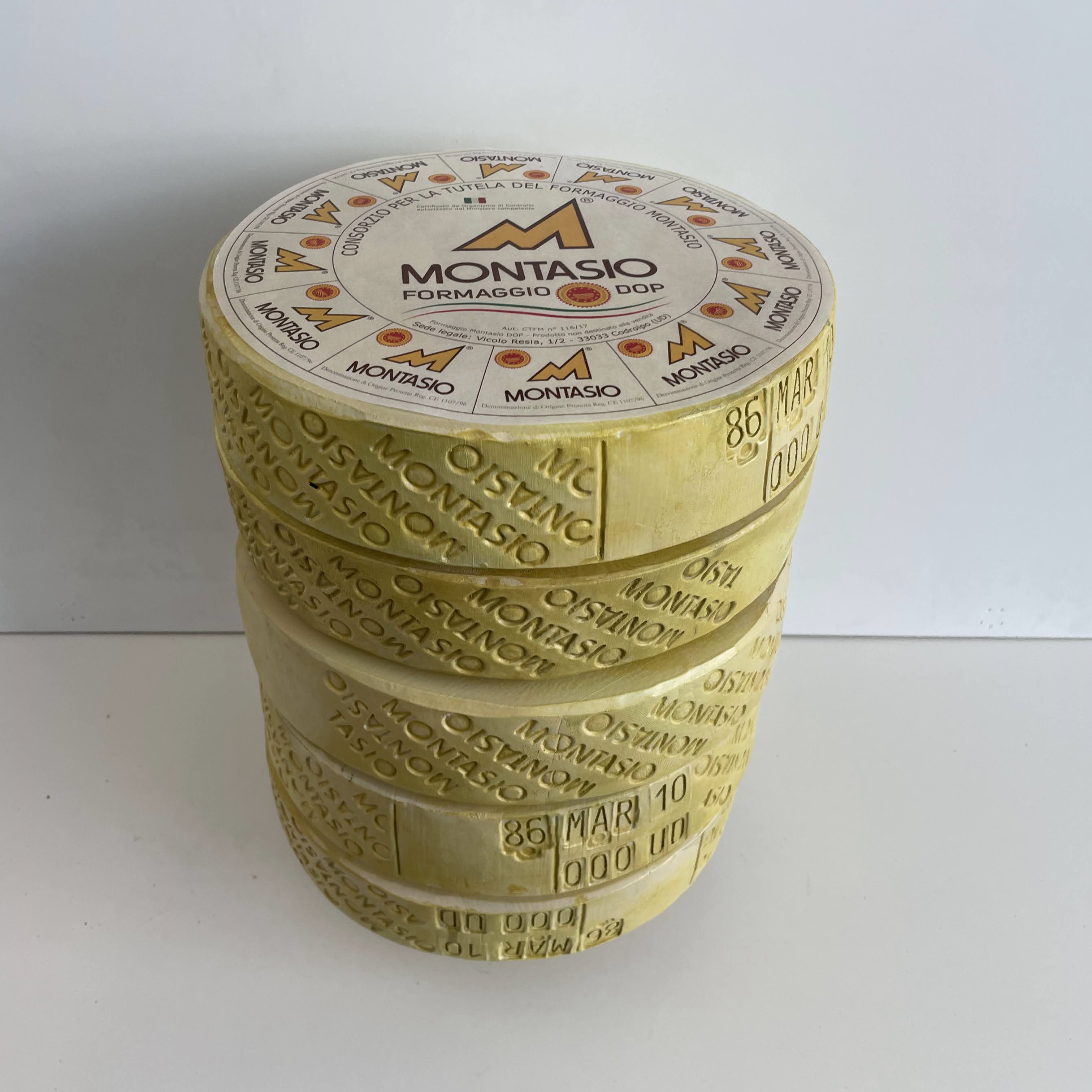 Realizzazione di forme di formaggio montasio